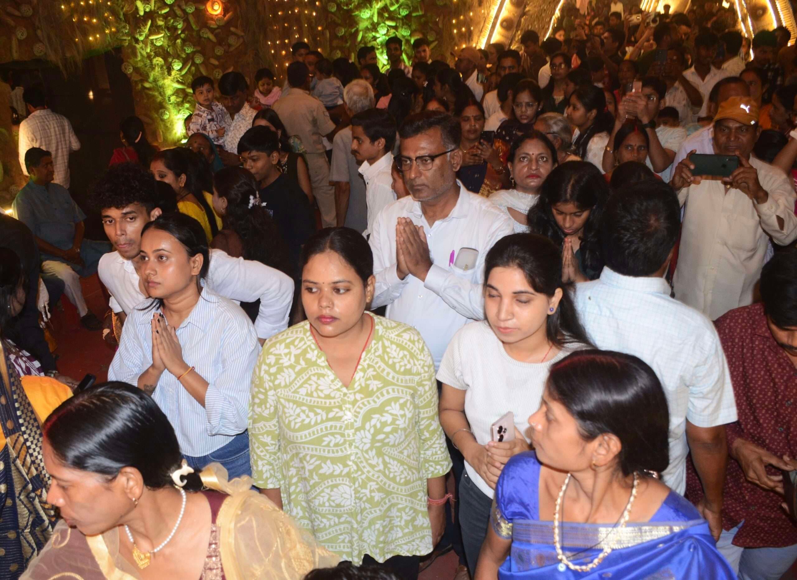 Dhanbad News: मध्य रात्रि को हुई मां काली की अराधना, पूजा को लेकर उमड़े श्रद्धालु