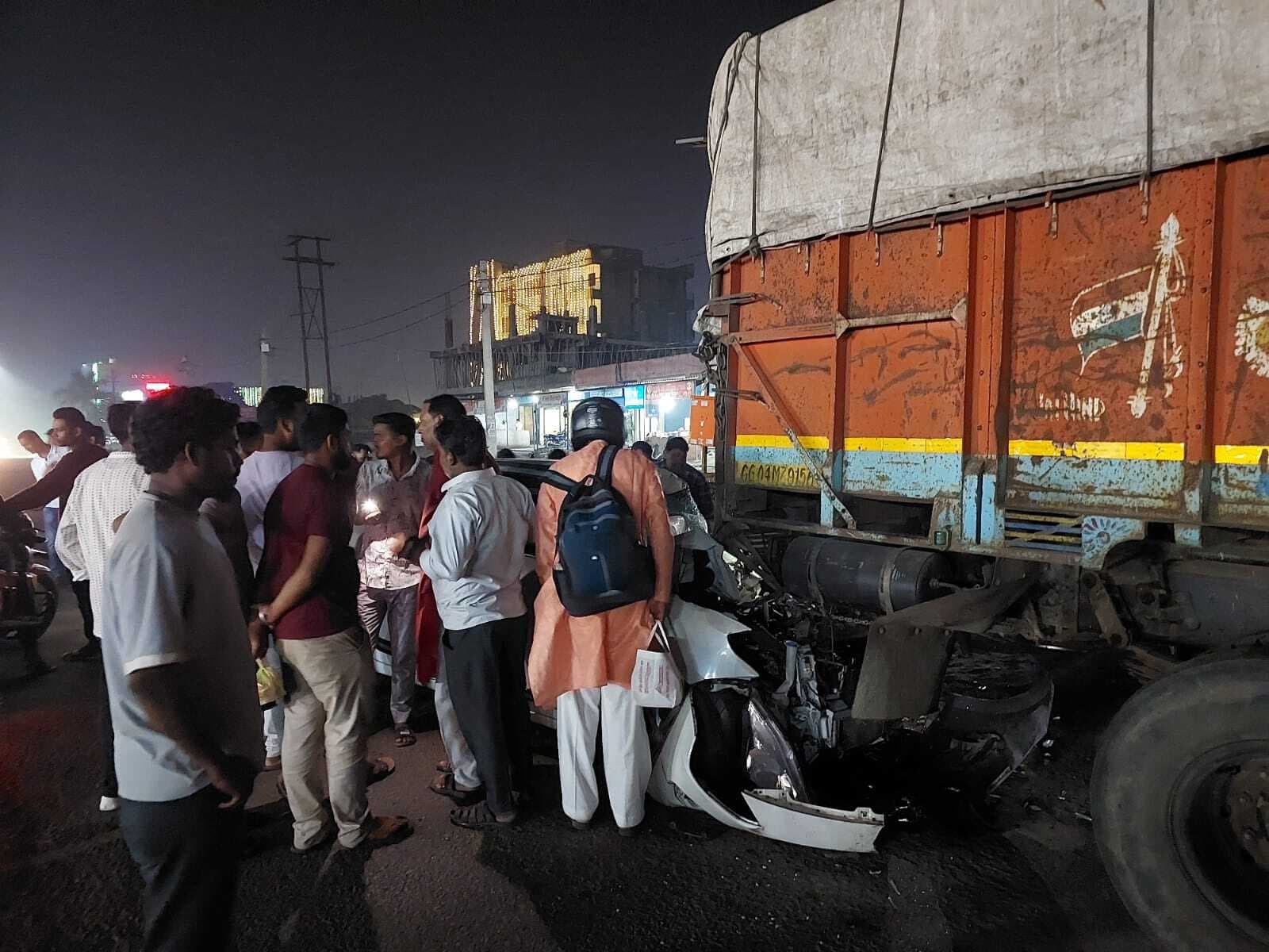 Dhanbad News: बरवाअड्डा में ट्रक से टकरायी कार, चार घायल