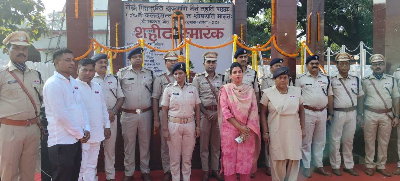 Dhanbad News: संस्मरण दिवस पर शहीद पुलिसकर्मियों को दी श्रद्धांजलि