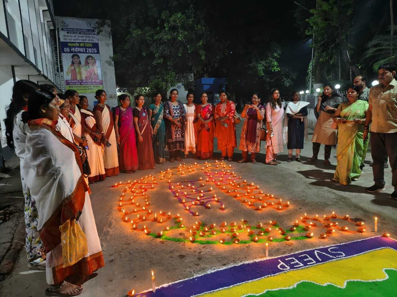 समाहरणालय परिसर में दीप जलाकर मतदाताओं को किया जागरूक