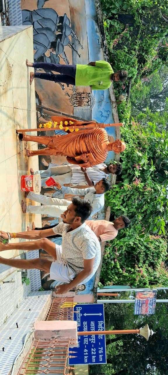 बजरंग दल ने की महापुरुषों की प्रतिमाओं की सफाई