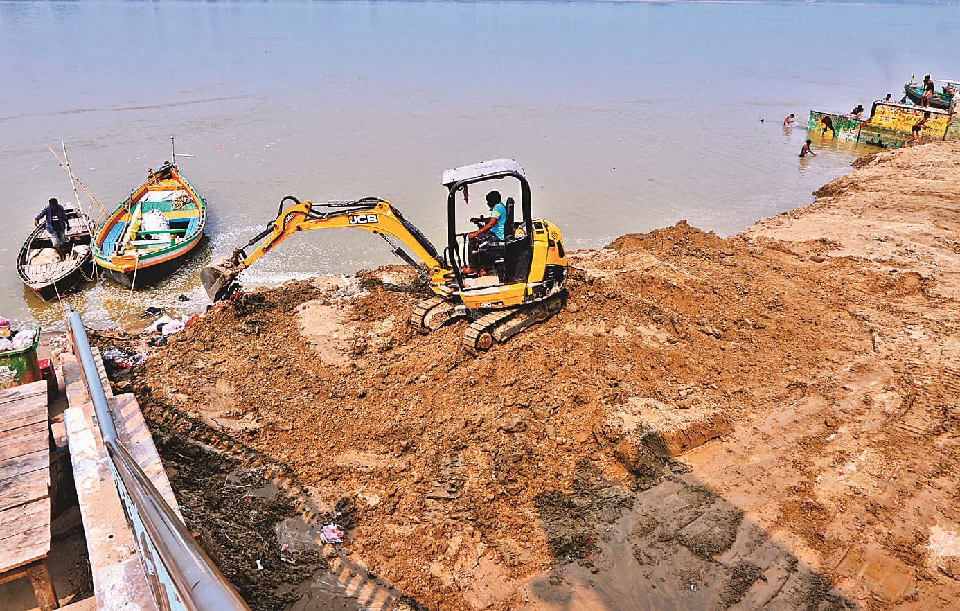 Buxar News : छठ महापर्व को लेकर नगर के घाटों की सफाई व सिल्ट हटाने का कार्य शुरू