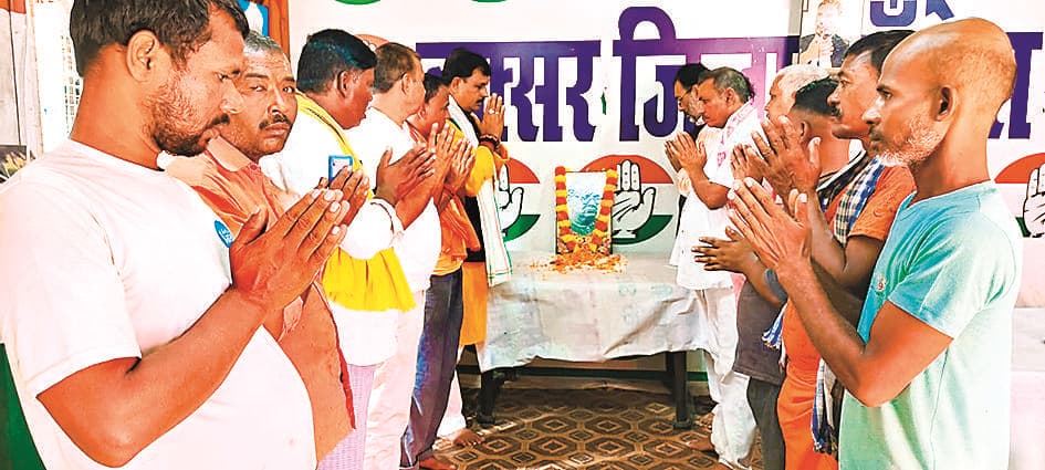 Buxar News : बिहार केसरी डॉ श्रीकृष्ण सिंह की जयंती पर कांग्रेस ने किया नमन