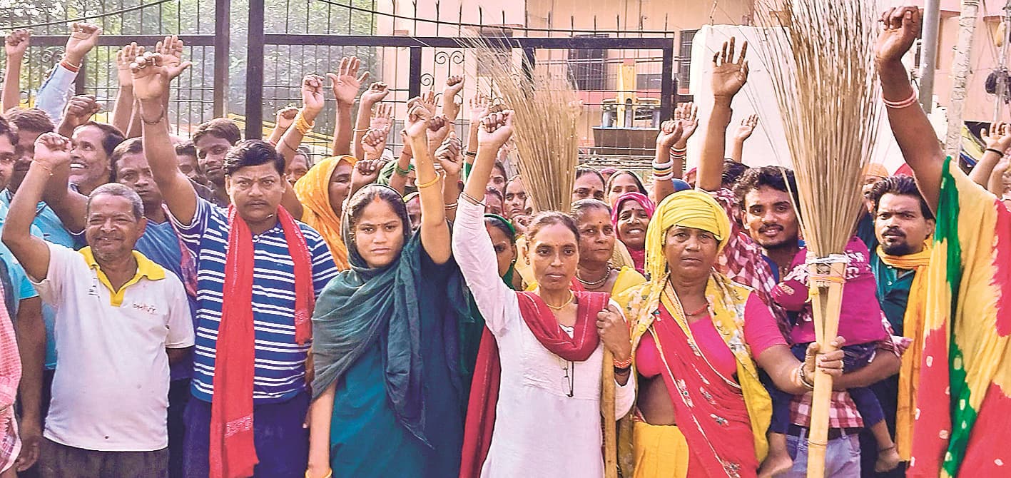 Buxar News : नगर परिषद के कर्मियों ने अपनी मांगों को लेकर शुरू किया कार्य बहिष्कार, शहर से नहीं उठाये गये कूडे़