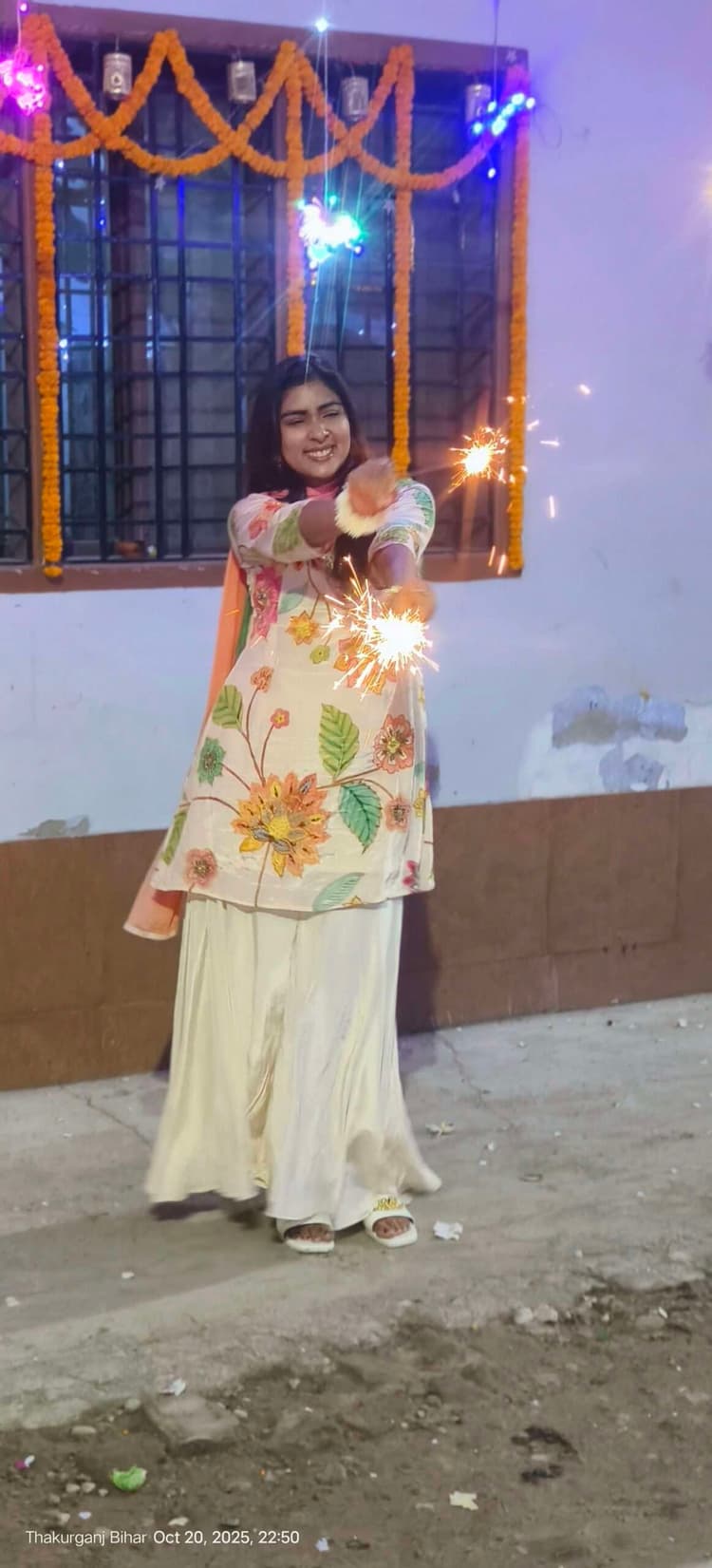 दिवाली पर जमकर हुई आतिशबाजी, घरों में हुई पूजा-अर्चना