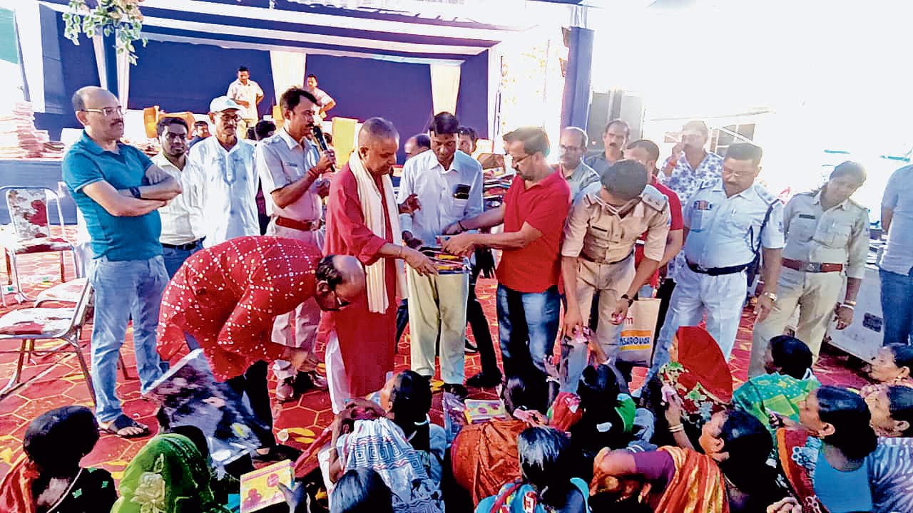 रानीगंज पुलिस ने दीपावली पर ढाई हजार महिलाओं को बांटे फूड पैकेट और साड़ियां