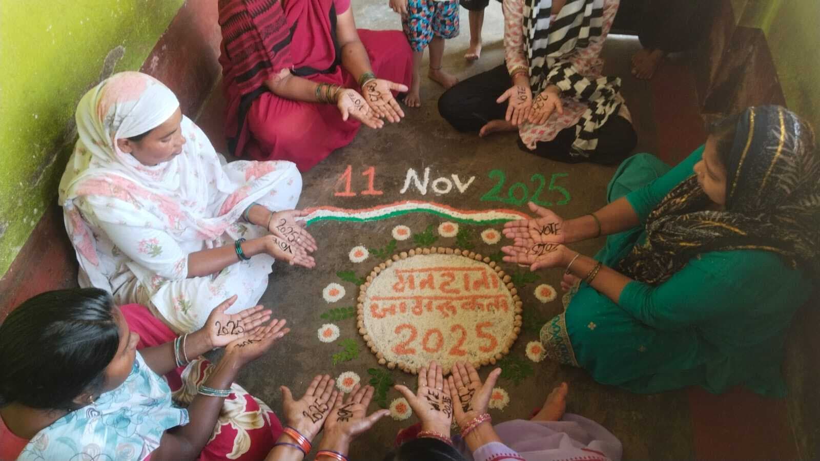 मेहंदी रचा महिलाओं व युवतियों को वोट करने के लिए किया जागरूक