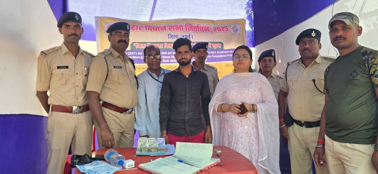 पुलिस ने पिकअप से एक लाख पांच हजार रुपये किये बरामद