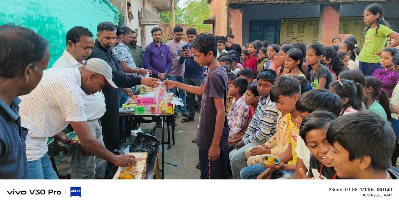 Giridih News :दीपावली में बच्चों के चेहरे पर लायी मुस्कान