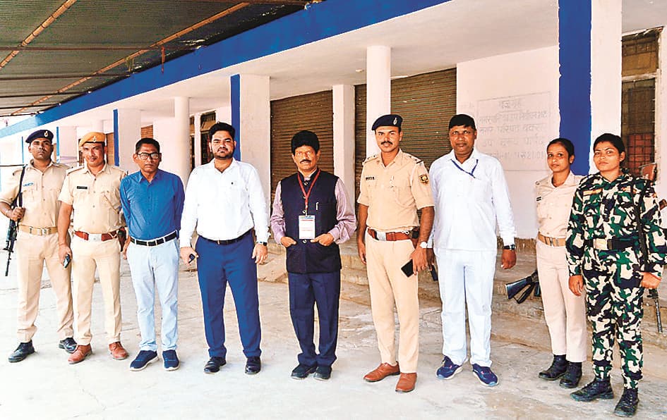 Buxar News : स्ट्रांग रूम और काउंटिंग हॉल का सामान्य प्रेक्षक ने किया निरीक्षण