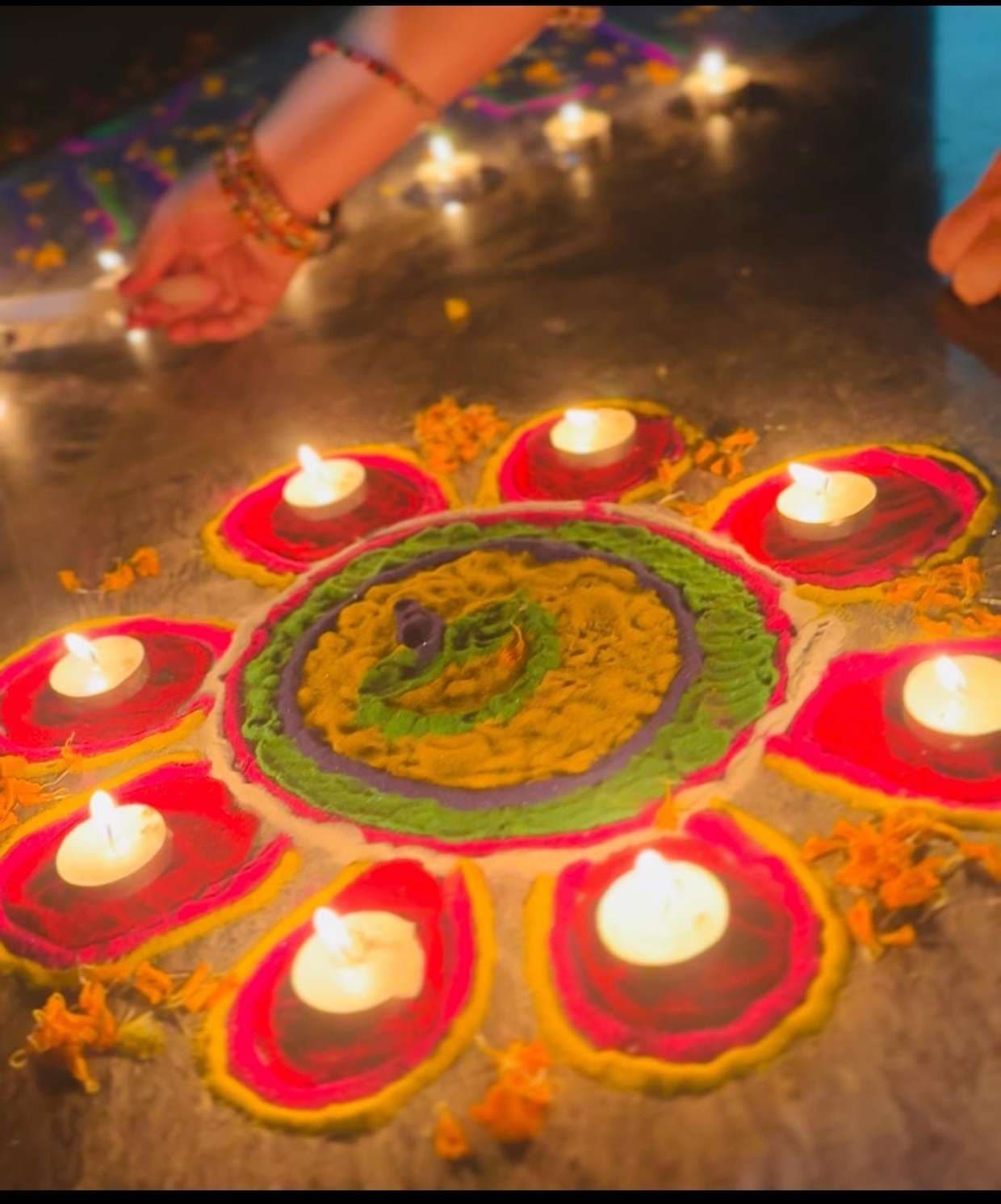 आकर्षक रंगोली बना जलाये दीये