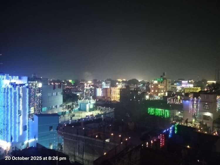 दीपावली पर दीये की रोशनी से जगमगाया शहर व गांव, जमकर हुई आतिशबाजी