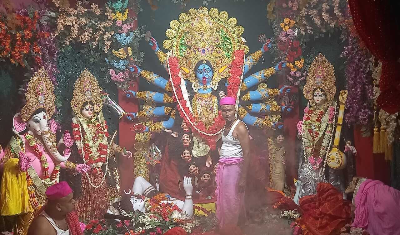 Madhubani News : मां काली की पूजा से माहौल हुआ भक्तिमय, दर्शन को उमड़े श्रद्धालु
