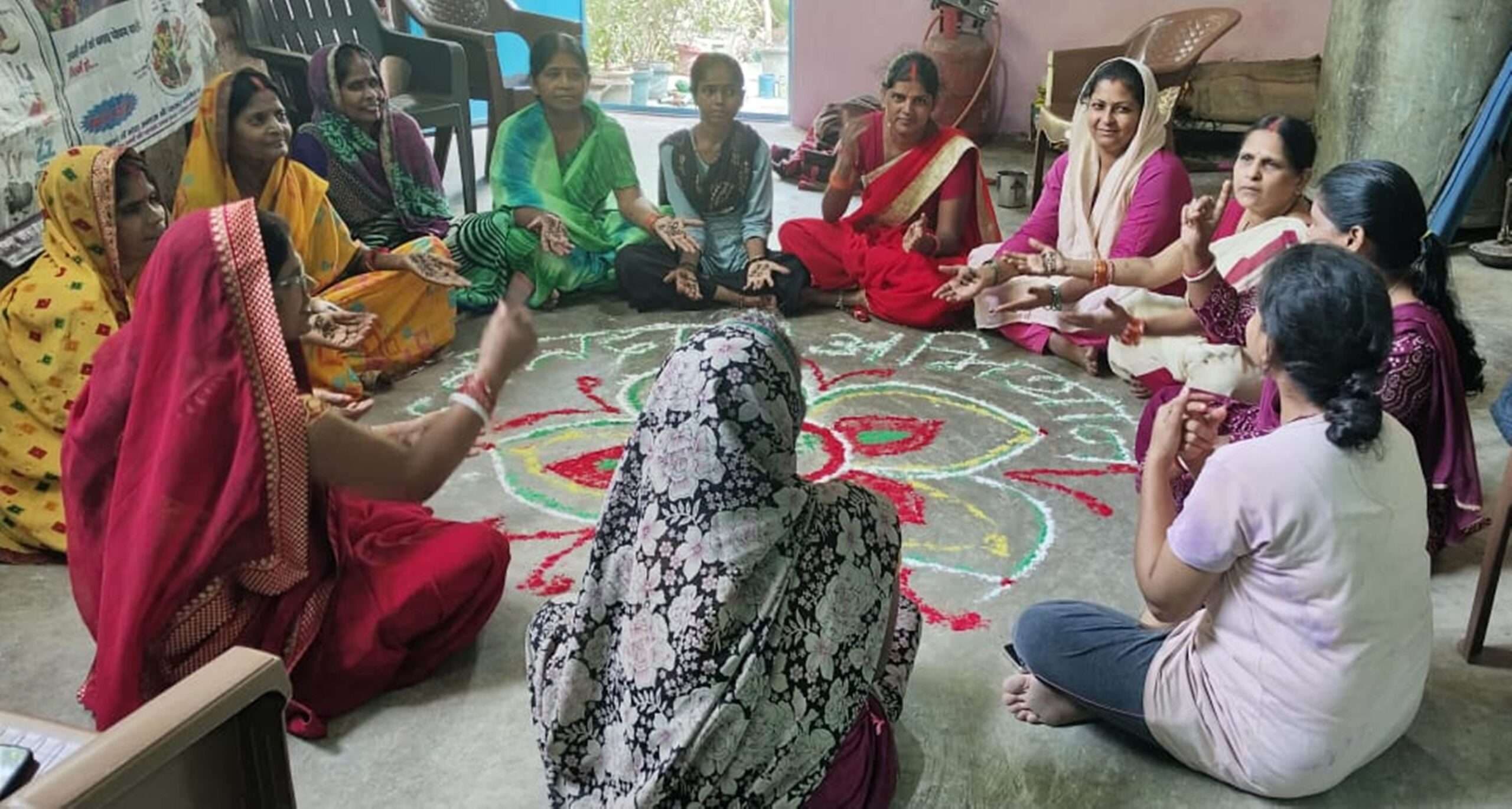 Sasaram News : महिलाओं ने मेहंदी व रंगोली से जगाया मतदान का जोश
