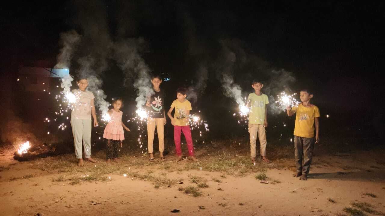 Giridih News :प्रखंडों में रोशन हुए इलाके, घर-घर हुई लक्ष्मी की पूजा