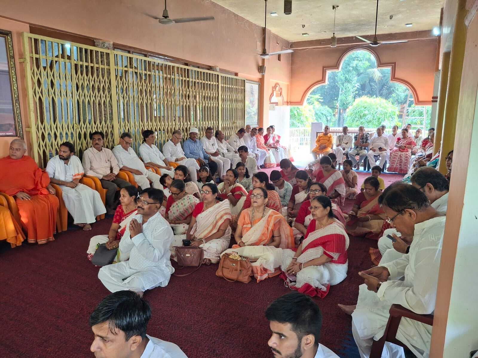 Giridih News :आनंद भवन आश्रम में श्रद्धांजलि सभा व नर नारायण सेवा