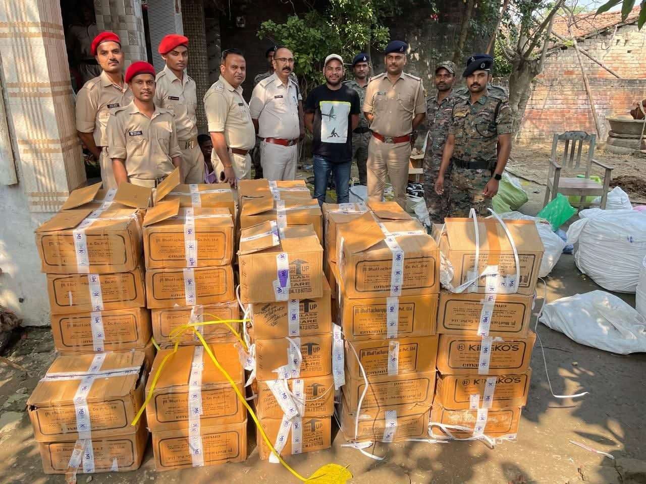 नकली विदेशी शराब फैक्ट्री का पुलिस ने किया भंडाफोड़, सीलिंग उपकरण सहित नकदी बरामद