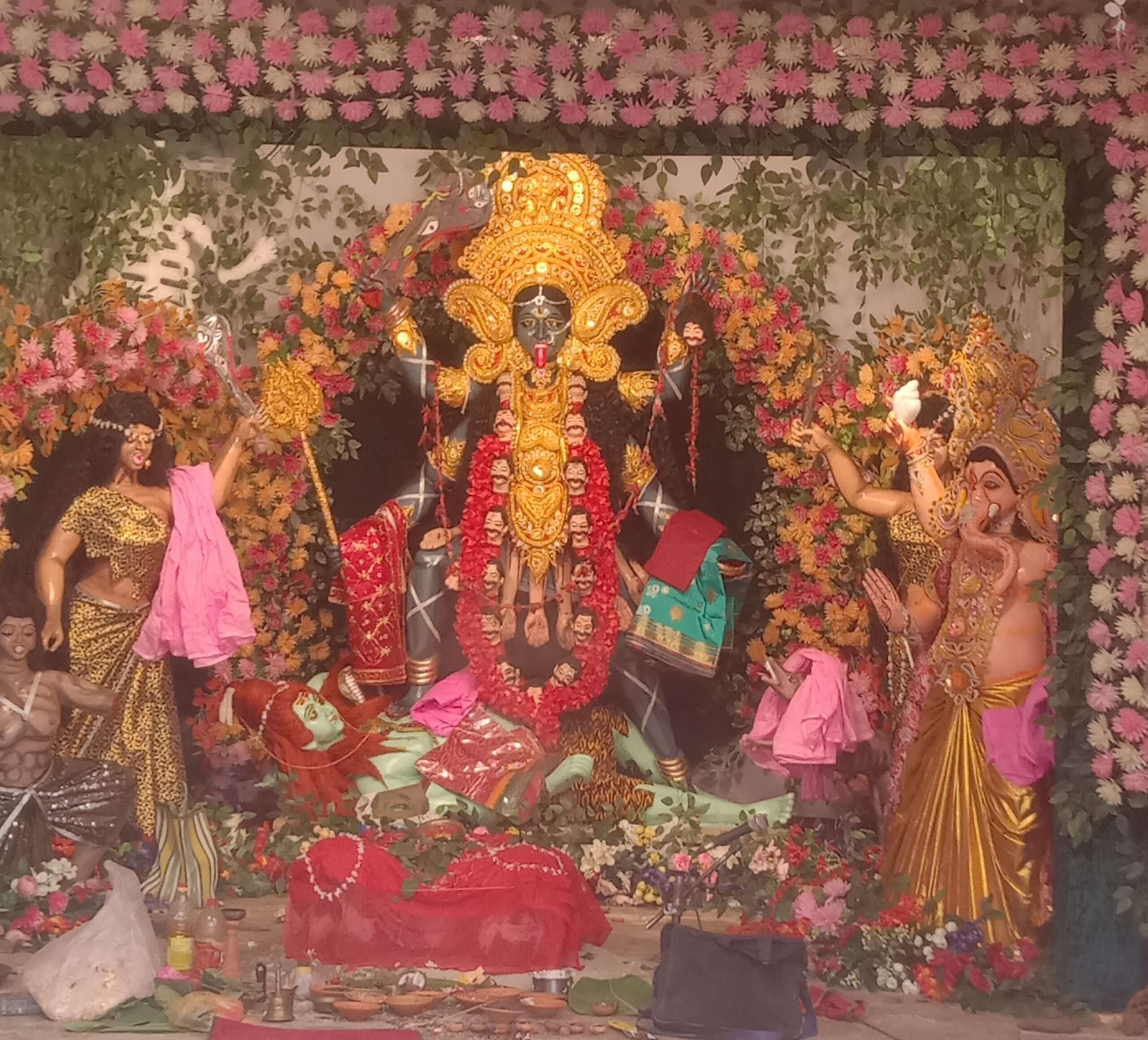 Madhubani News : हर्षोल्लास के साथ श्रद्धालुओं ने की काली पूजा