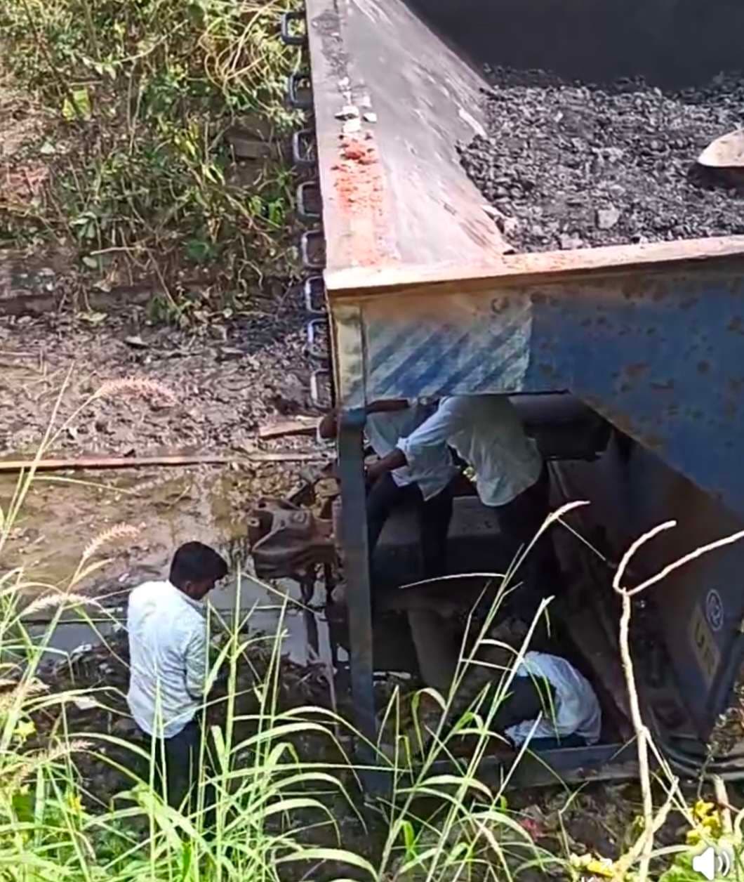 Giridih News :कोयला लदी मालगाड़ी के चार बोगी पटरी से उतरे