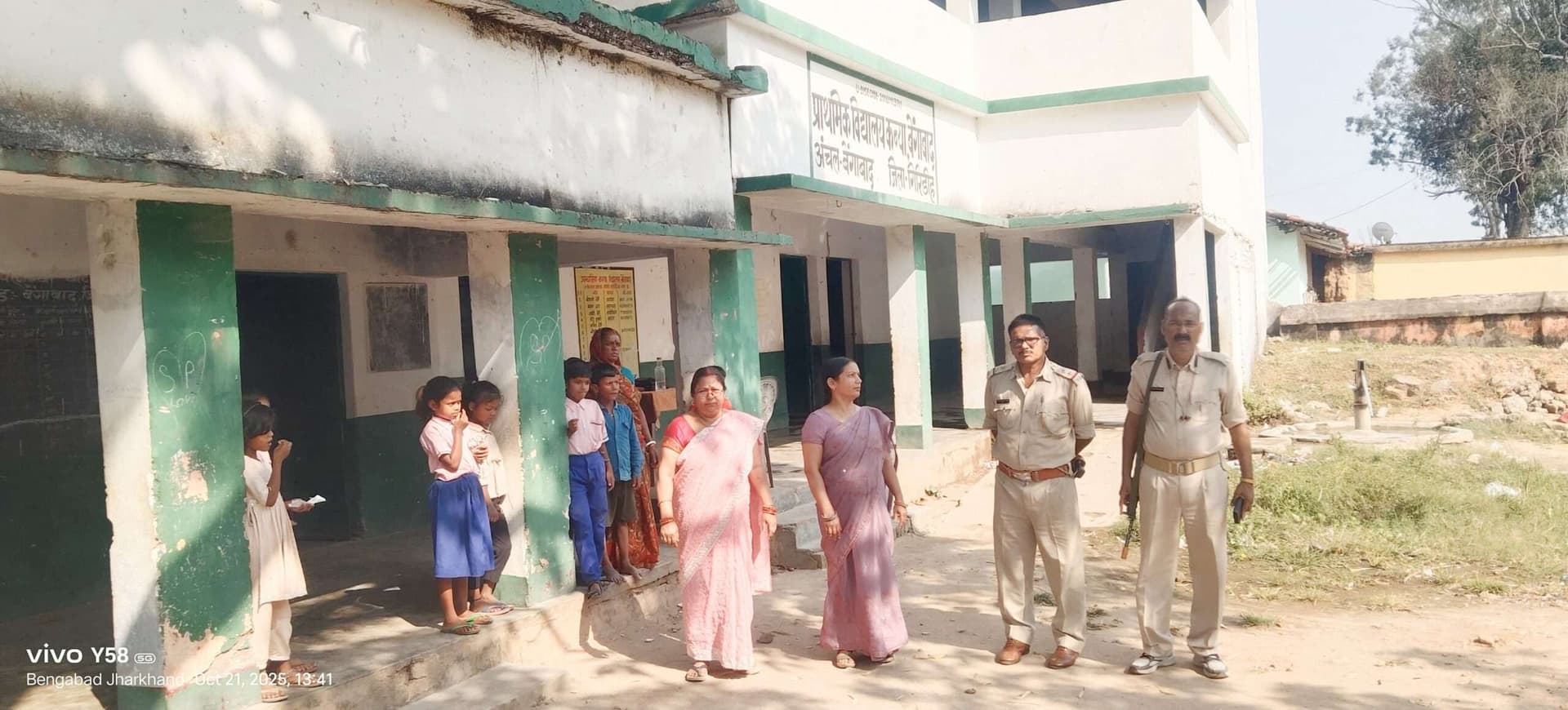 Giridih News :असामाजिक तत्वों ने विद्यालय का खिड़की-दरवाजा तोड़ा