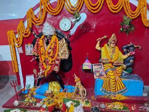 श्मशान काली मंदिर में हुई भव्य पूजा, निशा पूजन के साथ खिचड़ी प्रसाद का वितरण