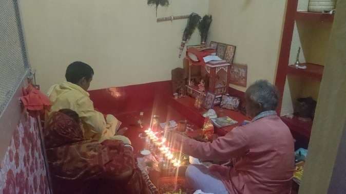 दीयों की रोशनी से जगमगाया पोड़ैयाहाट, पारंपरिक उल्लास के साथ मनीं दीपावली