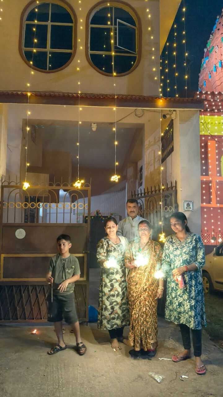 Seraikela Kharsawan News : दीयों की रोशनी में नहाया सरायकेला 40 लाख रुपये का पटाखा कारोबार