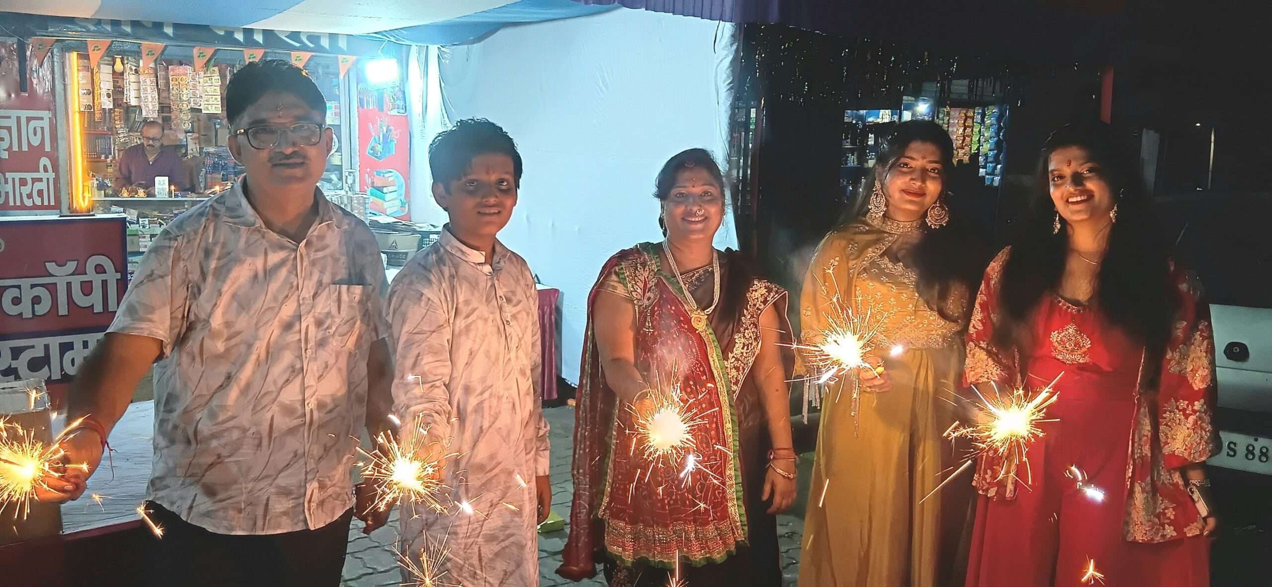 Bokaro News : रंग-बिरंगी रोशनी से जगमगाया बेरमो कोयलांचल