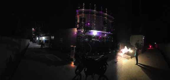 रंग-बिरंगी लाइटिंग और आतिशबाजी से क्षेत्र हुआ रोशन