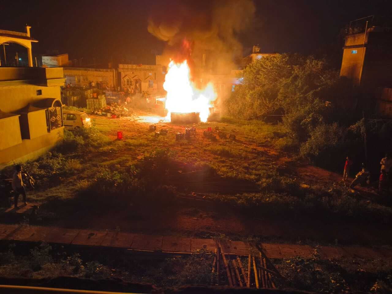 Chaibasa News : पटाखे की चिंगारी से सब्जी के कैरेट व पान दुकान में लगी आग