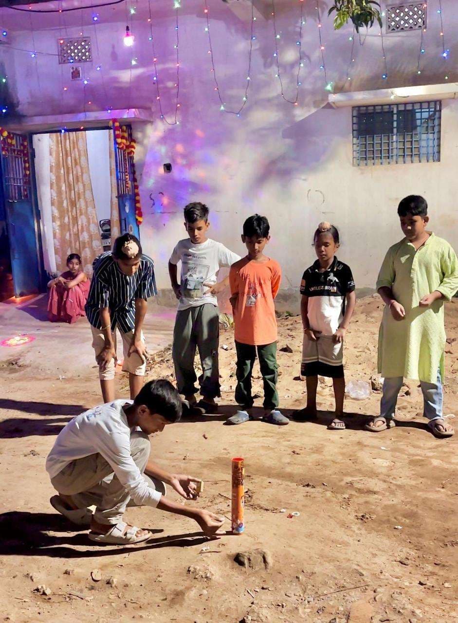 Chaibasa News : रंग-बिरंगे दीयों से नहायी रेलनगरी, जमकर हुई आतिशबाजी