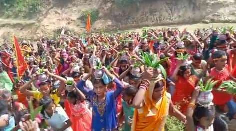 डोय गांव में निकाली गयी भव्य कलश शोभायात्रा