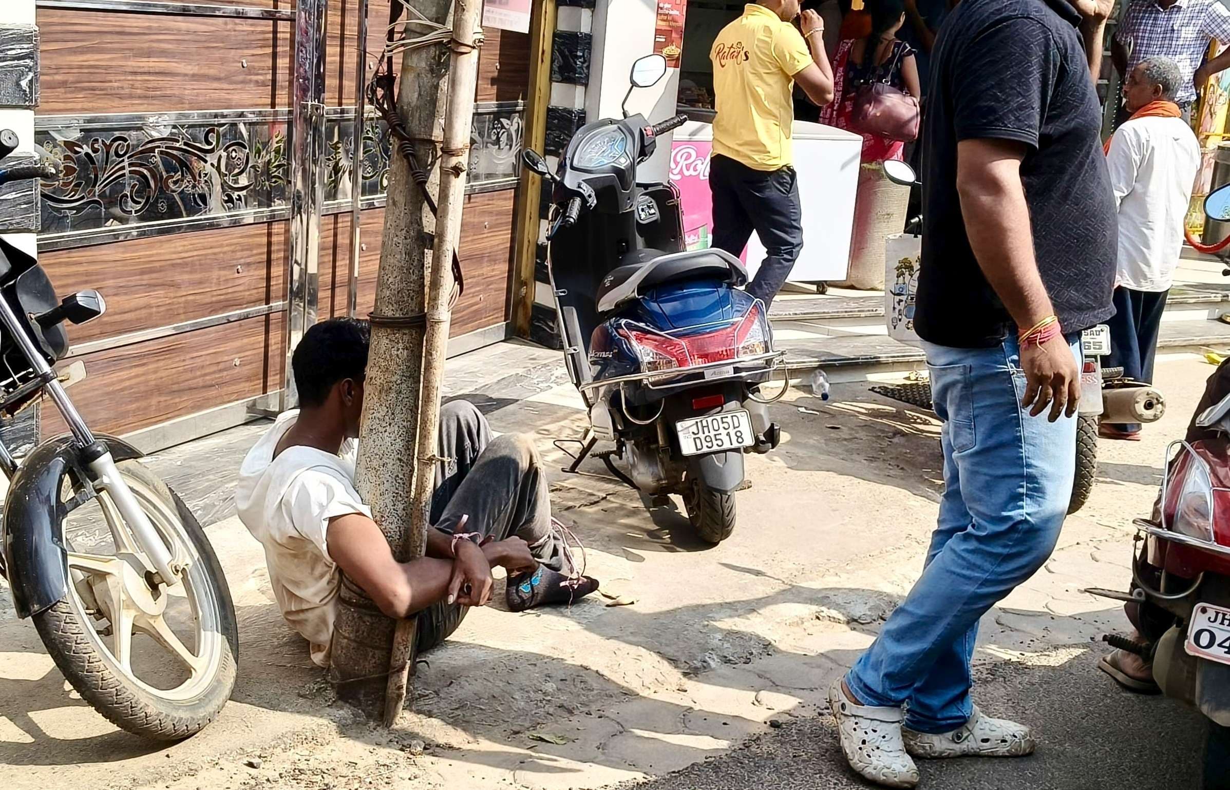 East Singhbhum News : घाटशिला : चोरी के आरोप में युवक को खंभे से बांधा