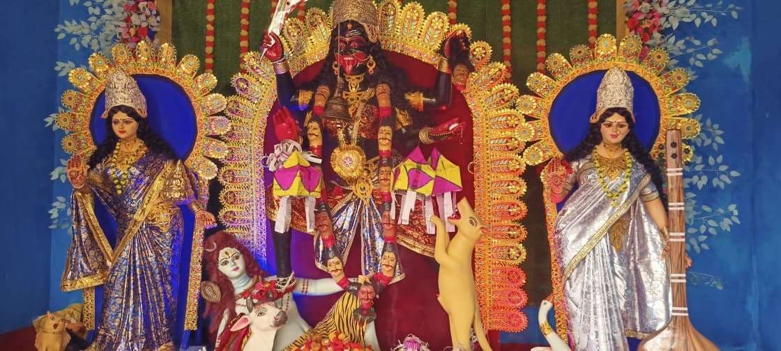 पूजा-अर्चना के बाद मां काली के दर्शन को उमड़े श्रद्धालु