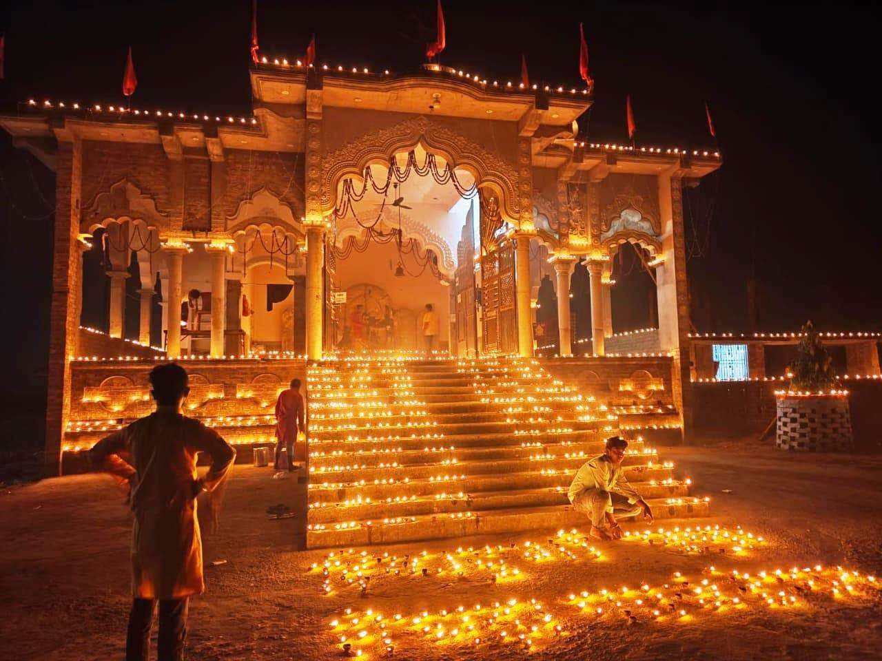 हर्षोल्लास के साथ मना प्रकाश का पर्व दीपावली, गांव से शहर तक जगमगाया