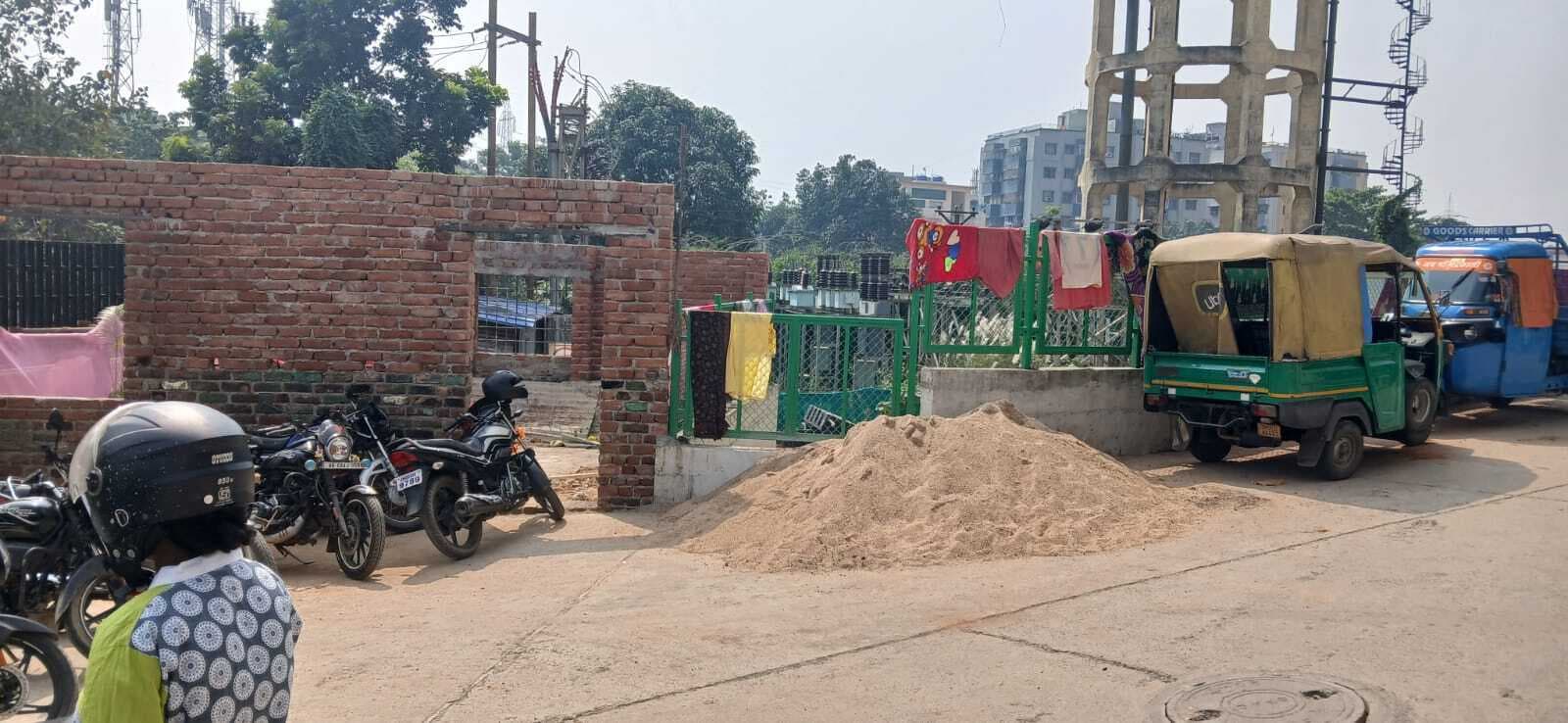 Jamshedpur News : एमजीएम अस्पताल : दाल-भात योजना संचालक ने किया अतिक्रमण, पावर प्लांट का रास्ता बंद