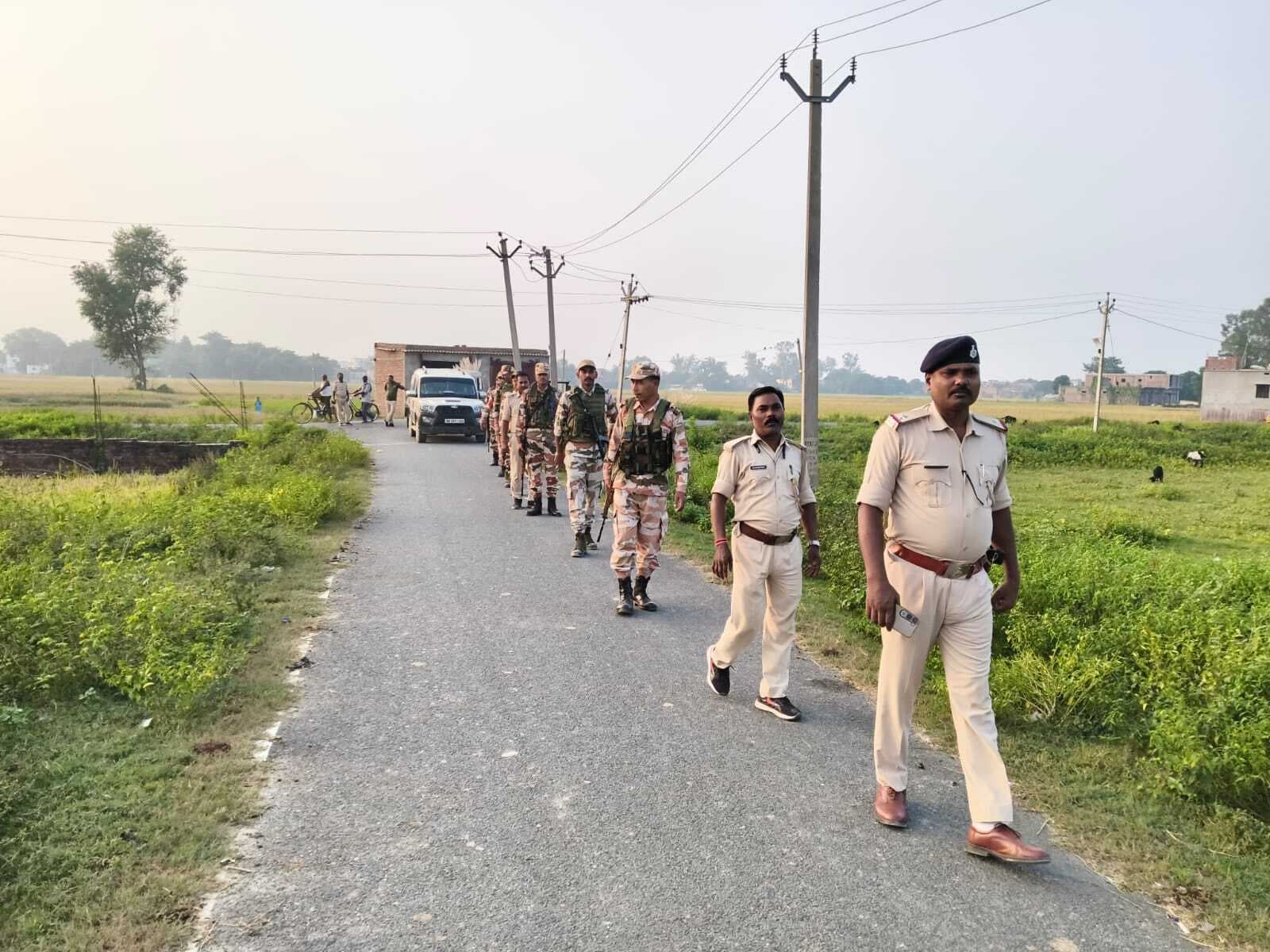 चुनाव को लेकर पुलिस व सीआरपीएफ का फ्लैग मार्च, दियारा क्षेत्र में बढ़ी सतर्कता
