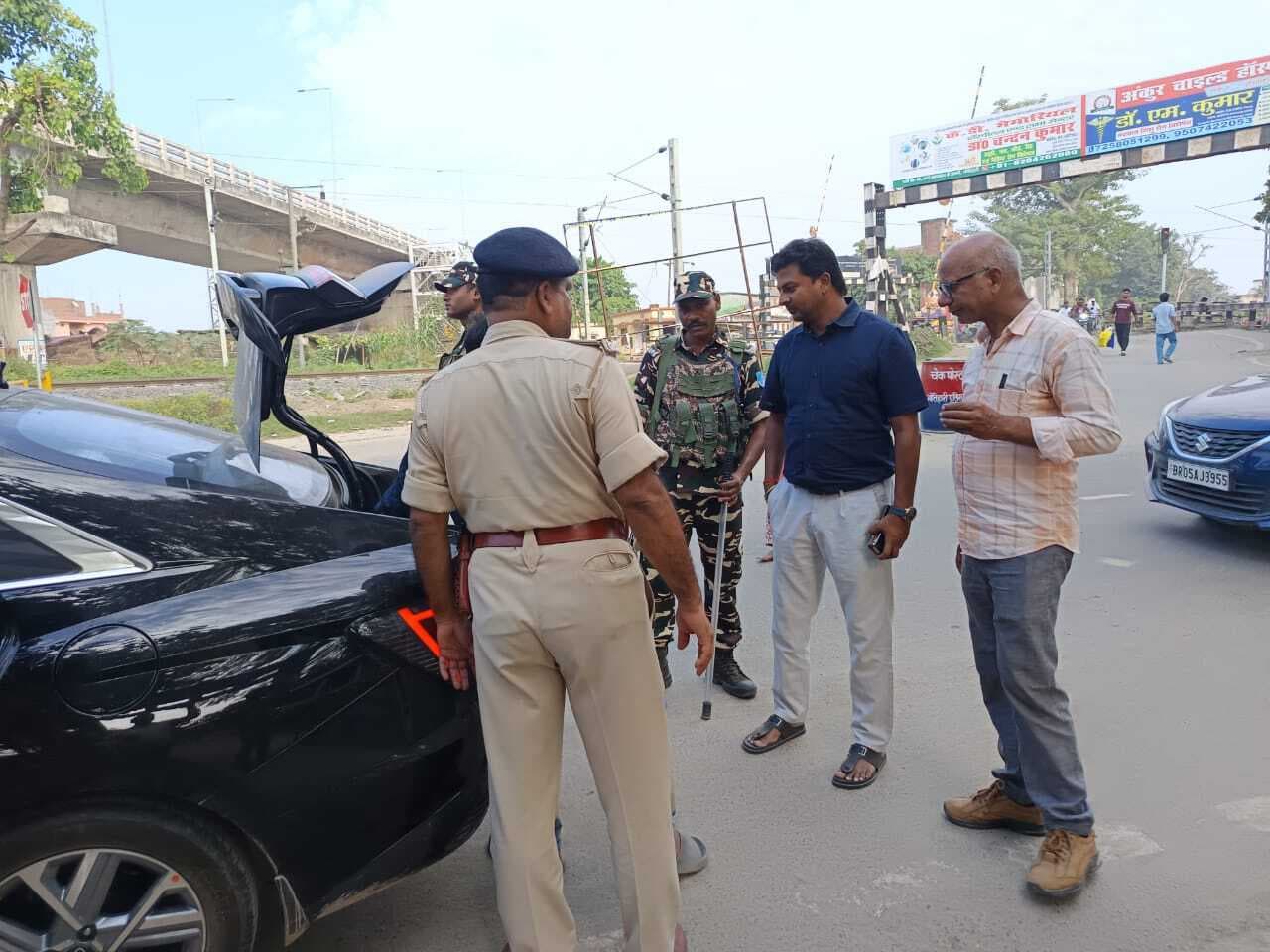 Motihari: सीओ ने चुनाव को लेकर चेक पोस्ट का किया निरीक्षण