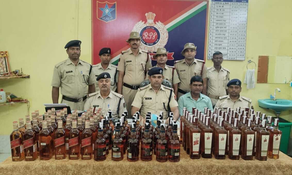 रेलवे स्टेशन से 106 लीटर विदेशी शराब जब्त