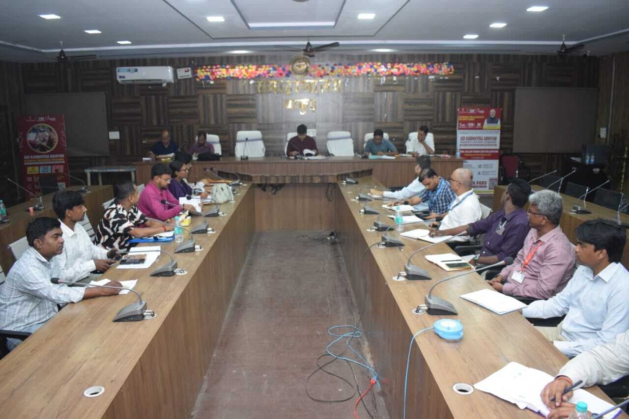 रबी फसल के लिए किसानों को समय पर उपलब्ध करायें बीज : डीसी