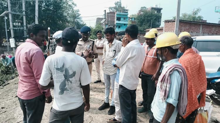 छठ पर्व को लेकर की गयी पोखरा की सफाई