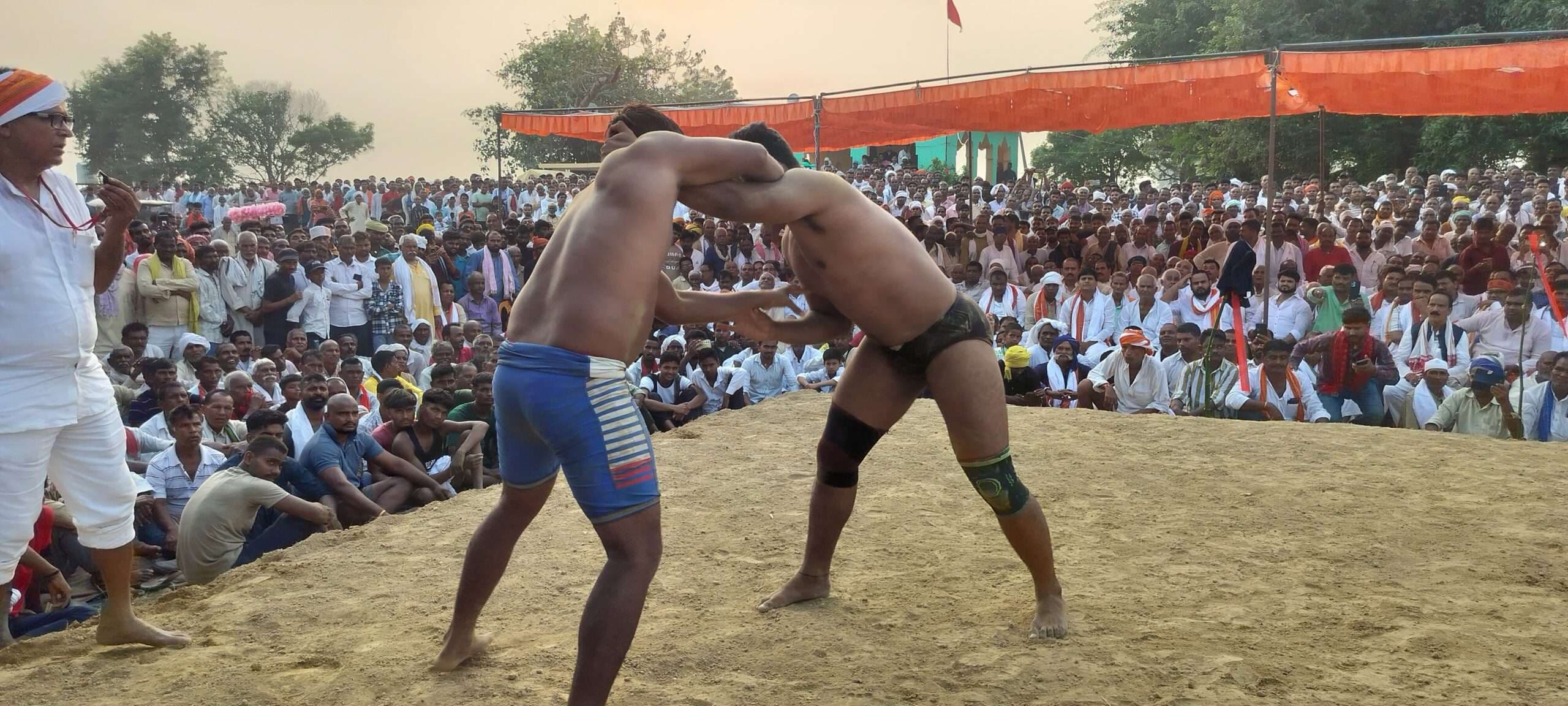 अखाड़े में पहलवानों दिखा दांव-पेंच