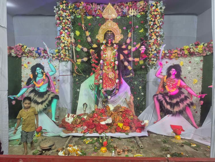 काली मंदिर में मां वैष्णवी काली की पूजा के लिए भक्तों का उमड़ा सैलाब