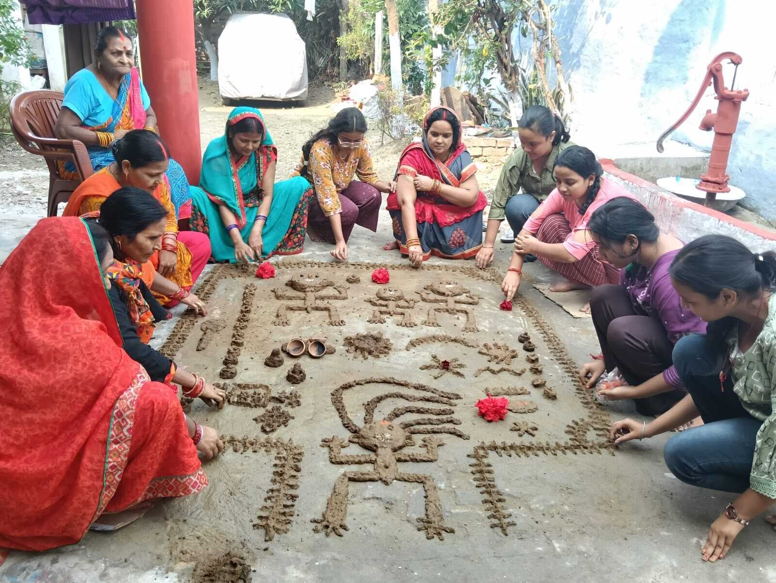 गोबर से बनायी गयी गोवर्धन देव की आकृति, आज मनेगा भाई व बहन के रिश्ते का पर्व