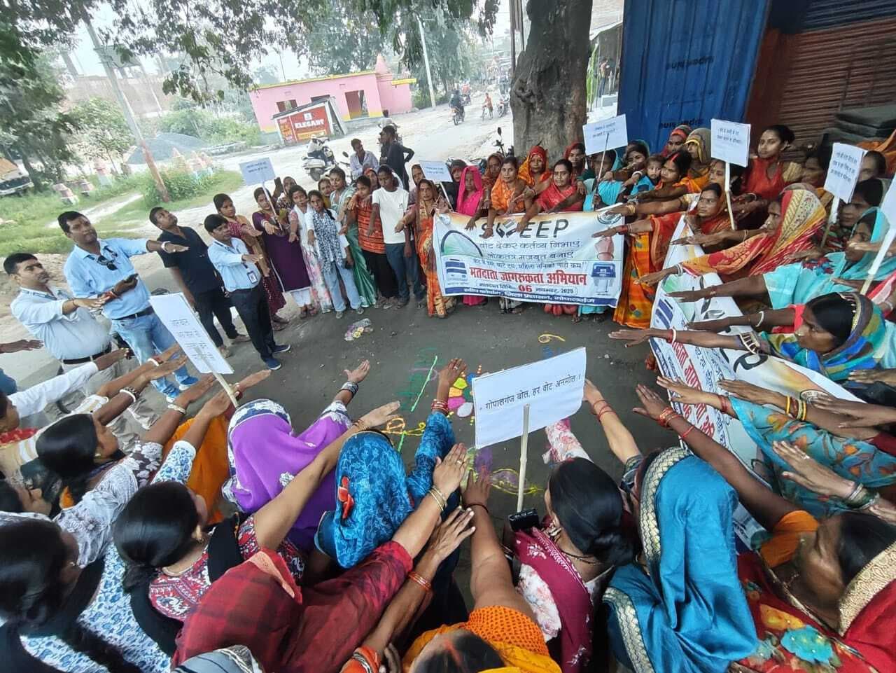 जीविका दीदियों ने निकाली मतदाता जागरूकता रैली, मनाया दीपोत्सव