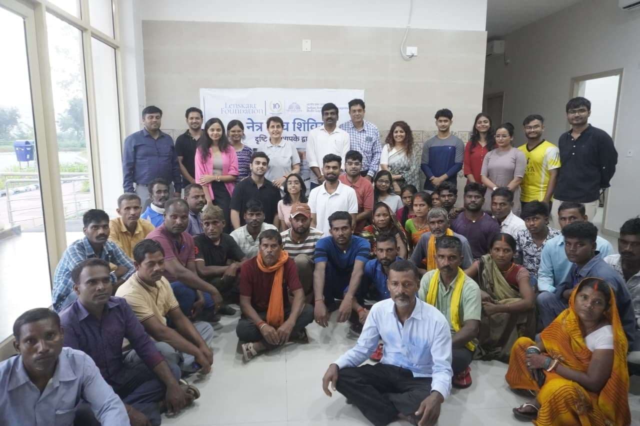 आइआइएम ने तीन गांवों में शिविर लगा कर 800 लोगों के आंखों की जांच करायी