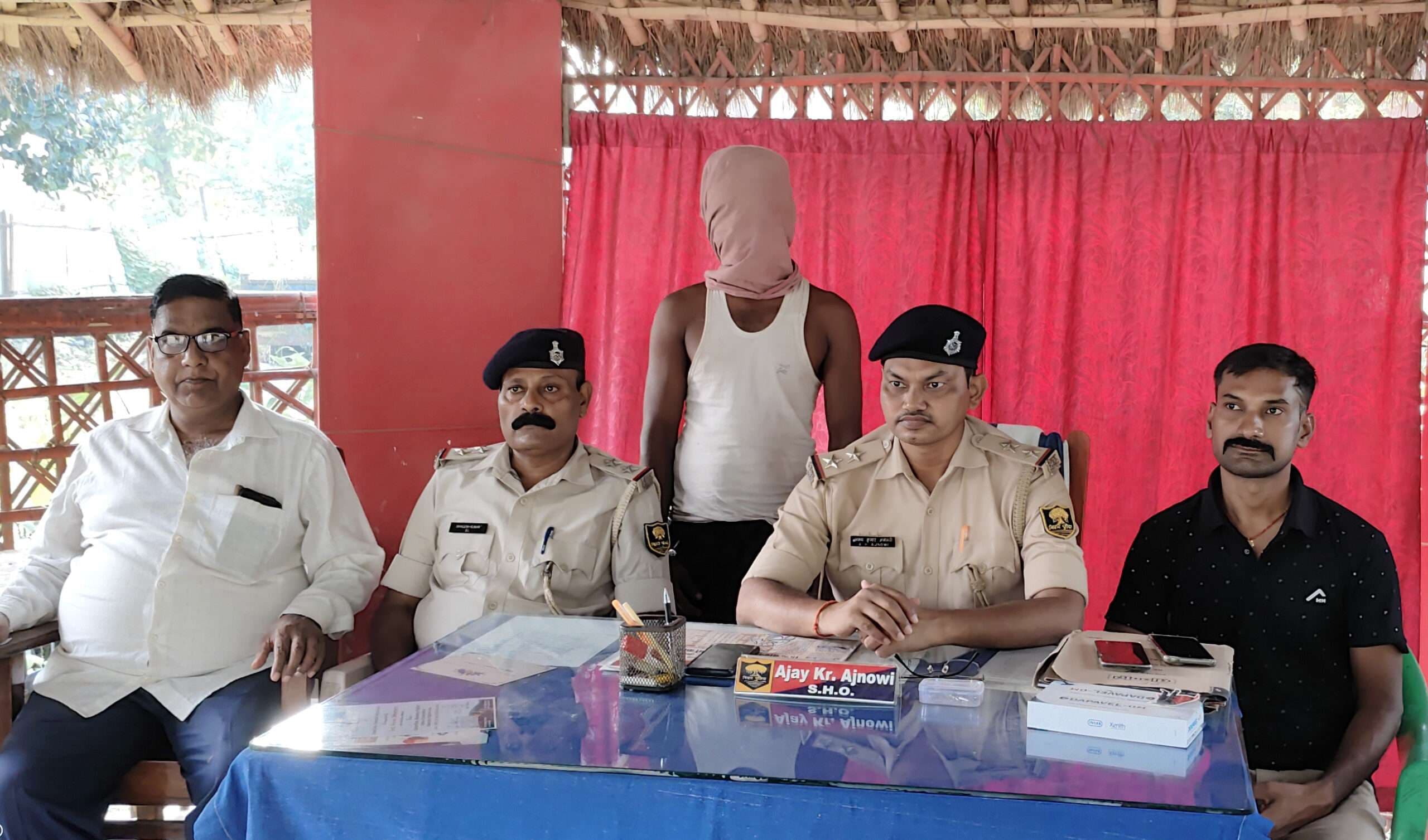 शराब तस्कर के घर से 223 बोतल शराब जब्त, कोढ़ा का धंधेबाज गिरफ्तार