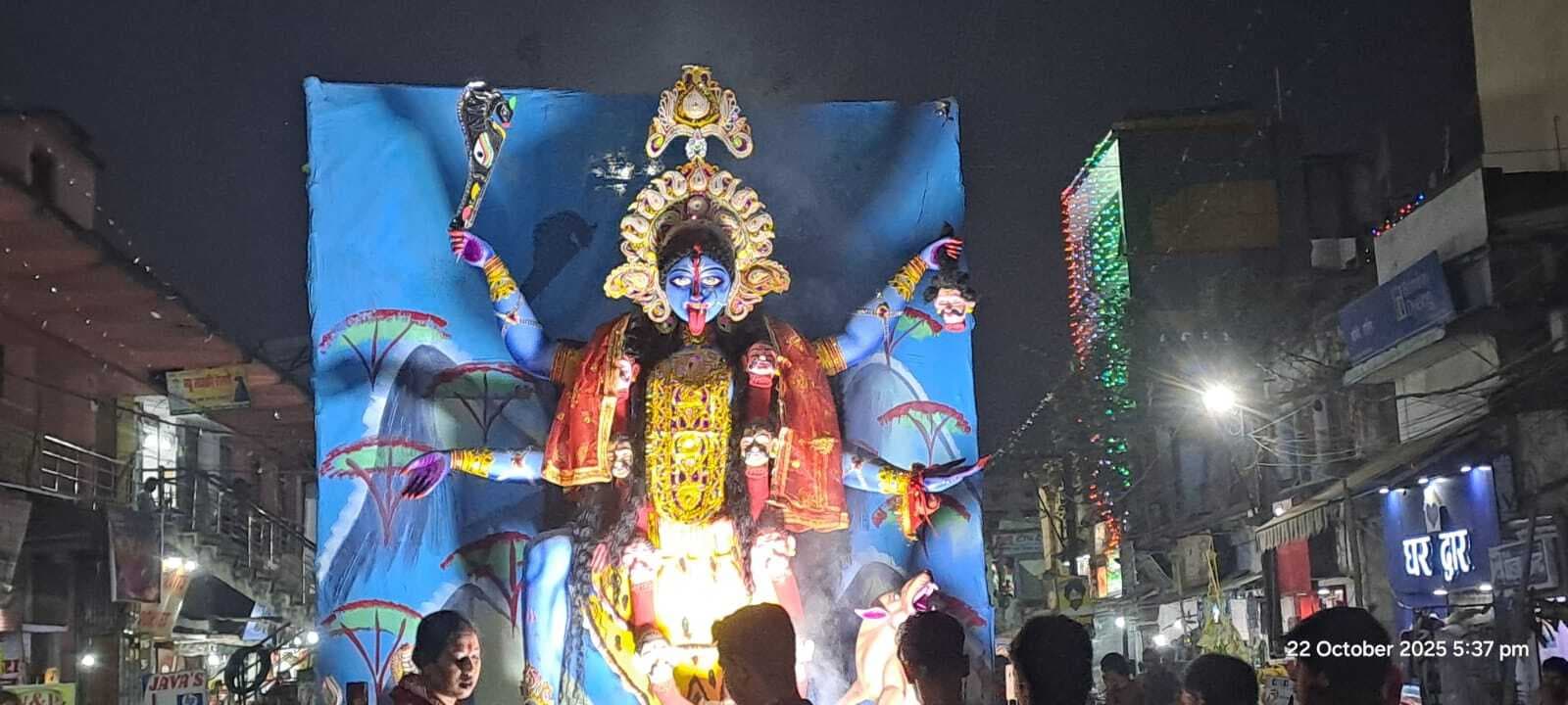 मां काली की प्रतिमा विसर्जन में उमड़े श्रद्धालु