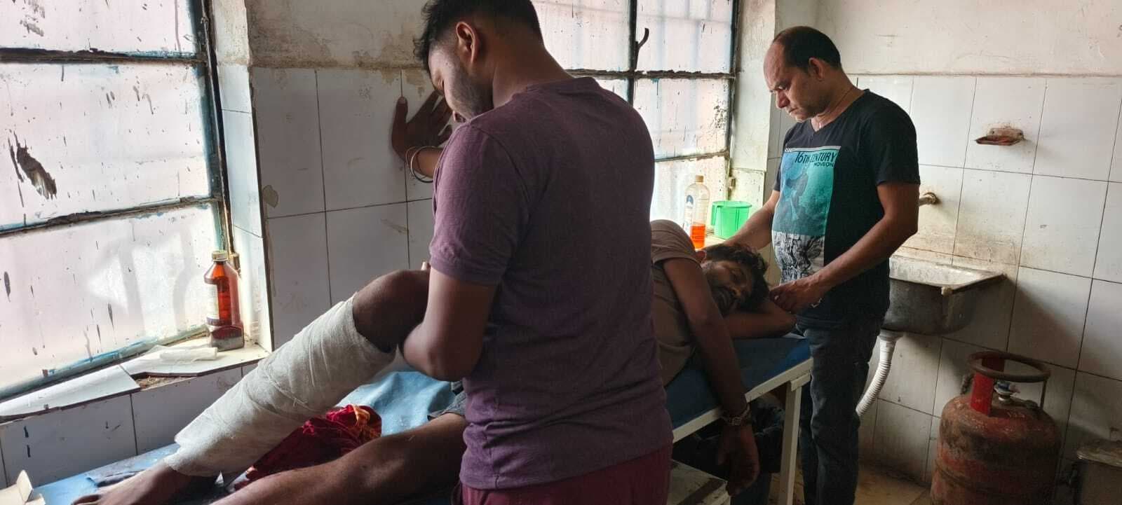 मवेशी चरा रहे लोगों ने ट्रक चालक को पीटा, घायल