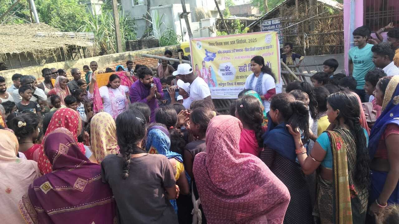 नुक्कड़ नाटक के माध्यम से मतदाताओं को किया जागरूक